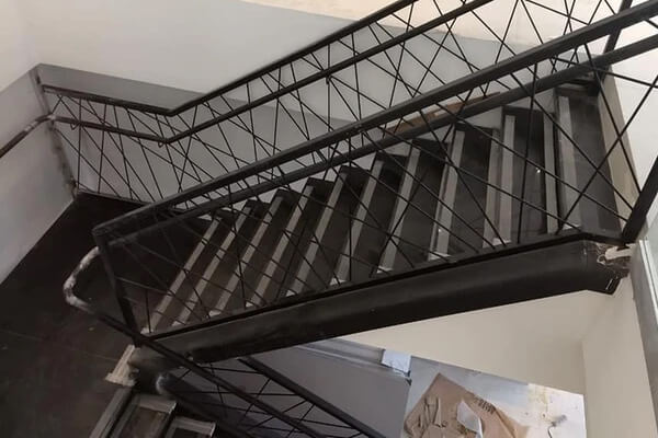 O que avaliar antes de investir em uma escada metálica industrial